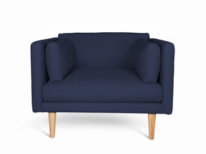 A CHAIR i blå uld. En rummelig, komfortabel og elegant lænestol designet af Sigurd Larsen for Formel A.