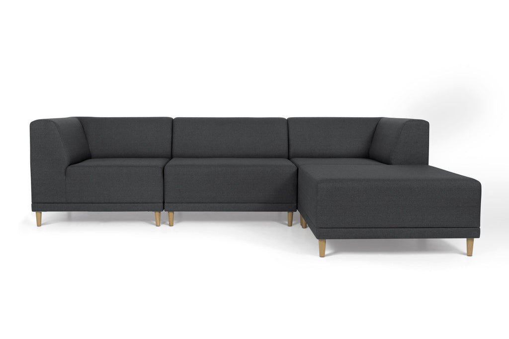 Sammensætningen af FLOKK er uendelige. Design din egen sofa, og skab det udtryk du bedst kan lide. Sofaen er mørkegrå og med puf.